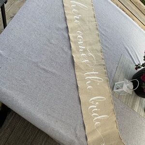 Elegant Tan wedding sign « here comes the bride » to hold down the aisle